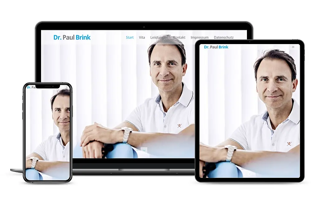 Die Website www.zahnarzt-paul-brink.de auf drei Bildschirmen mit unterschiedlichen Auflösungen